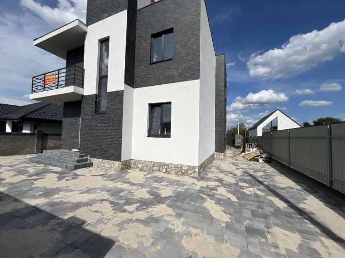 Двоповерховий будинок з терасою на даху - фото 1