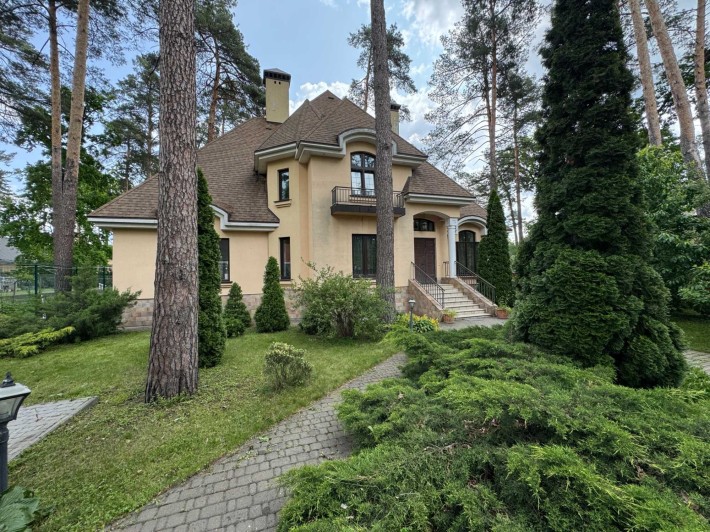 Будинок з ремонтом, гаражем, сауною та басейном. Центральний Парк. - фото 1