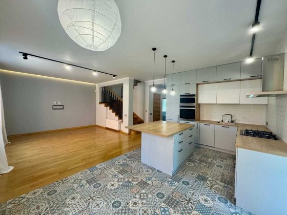 будинок з ремонтом 250 кв.м, поряд ліс, озеро Ірпінь