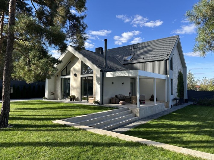 Продаж будинку з якісним ремонтом, 285 м2 + 9 соток ділянка. - фото 1