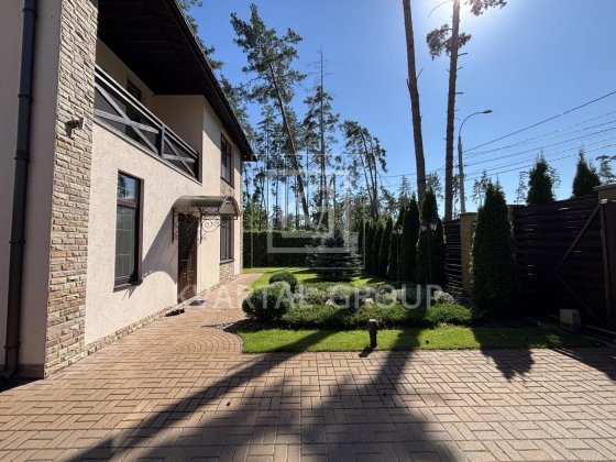 сучасний будинок 190 м² на доглянутій ділянці 10 соток в сосновому Буча