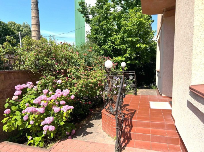 |  Продаж будинку з ремонтом у центрі міста 6 кімнат - фото 1