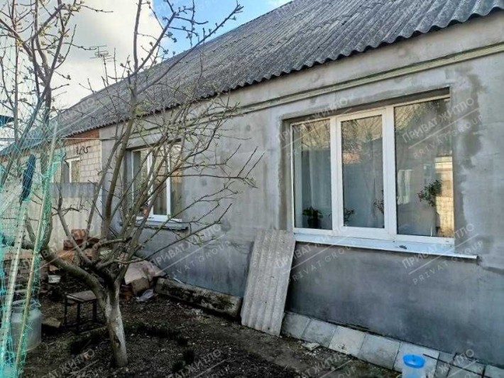 Частина будинку з окремим двором біля річки. - фото 1