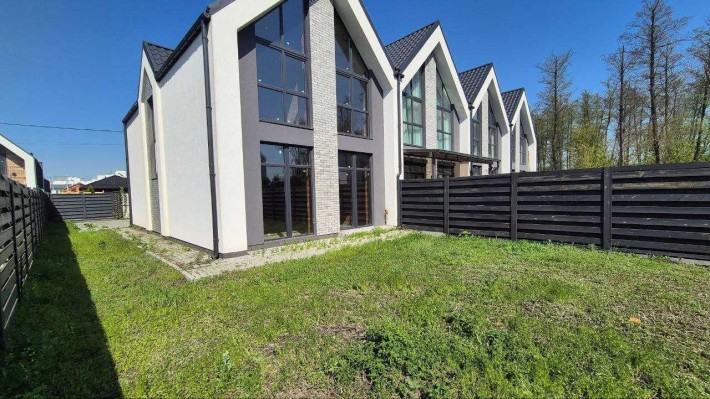 Комфорт і тиша: кутовий таунхаус із великим подвір’ям - фото 1