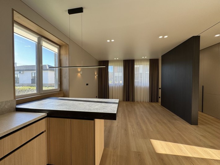 Кутовий таунхаус з міськими мережами та ексклюзивним ремонтом - фото 1