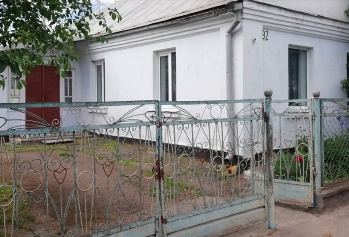 БУДИНОК в місті з ділянкою та гаражем" - фото 1