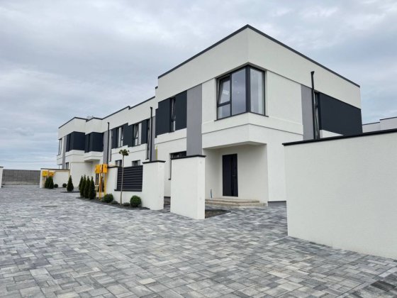 Продаж ГОТОВОГО кутового котеджу з МІСЬКИМИ комунікаціями! Ровно