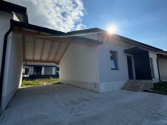 продам котедж  під чистову обробку та навісом під авто масив Київський Ровно