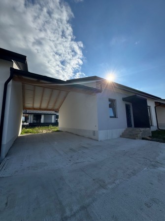 продам котедж  під чистову обробку та навісом під авто масив Київський - фото 1