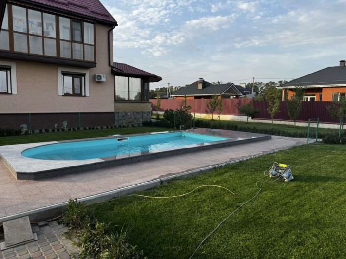 Елітний двоповерховий будинок з басейном та сонячними панелями - фото 1