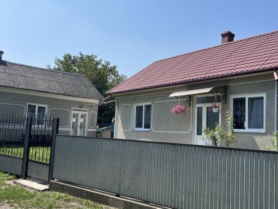 Продається господарство з двох будиночків в Садгорі ст.ціна57000дол. Черновцы