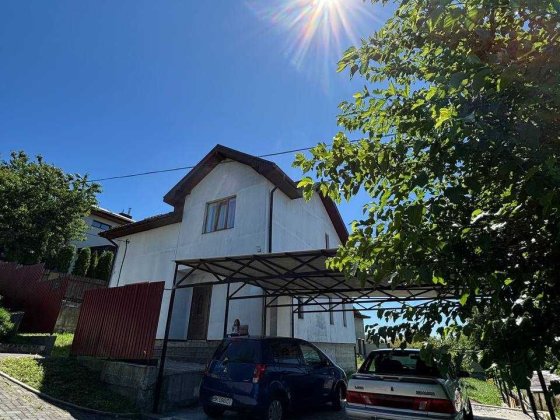 р Продається окремий будинок, 2 поверхи, 4 кімнати, з гаражем Рівне