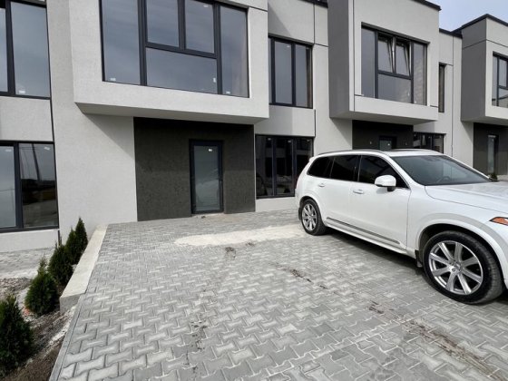 Сучасний таунхаус у закритому комплексі Черновцы