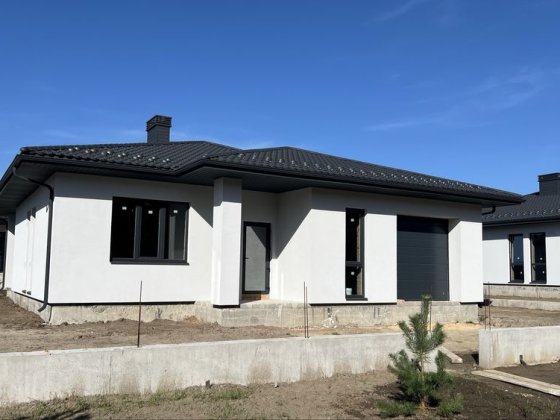 Продаж будинку у районі Автвовокзалу з великим гаражем Ровно