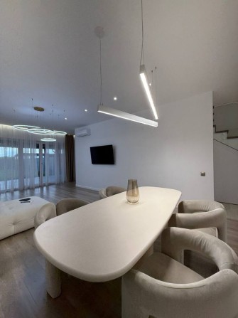 Продаж котеджу з ремонтом і своїм двором - фото 1