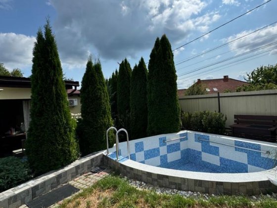 Американка з басейном