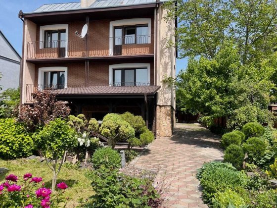 Продаж 2поверхового будинку з гаражем і ділянкою 11соток. Ровно