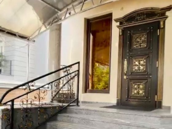 Дом на Печерске . зона барбекю. пруд. детская площадка. гостевой домик Киев