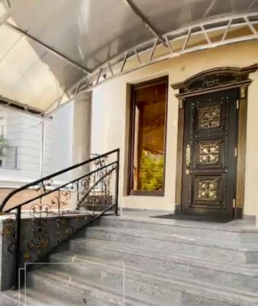 Дом на Печерске . зона барбекю. пруд. детская площадка. гостевой домик - фото 1