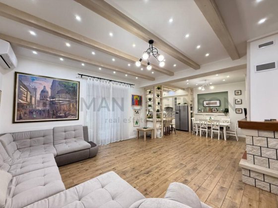 Продаж будинку 300 м.кв / 6 соток / Центр / цiна вiд власника Ужгород