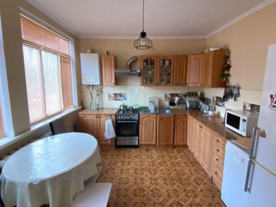 Просторий будинок біля річки Чернигов