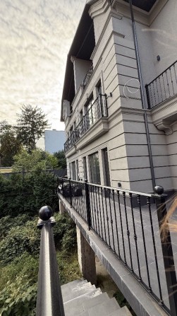 Продаж Будинку-Дуплекса в центрі  міста 5хв. до Кобилянської - фото 1