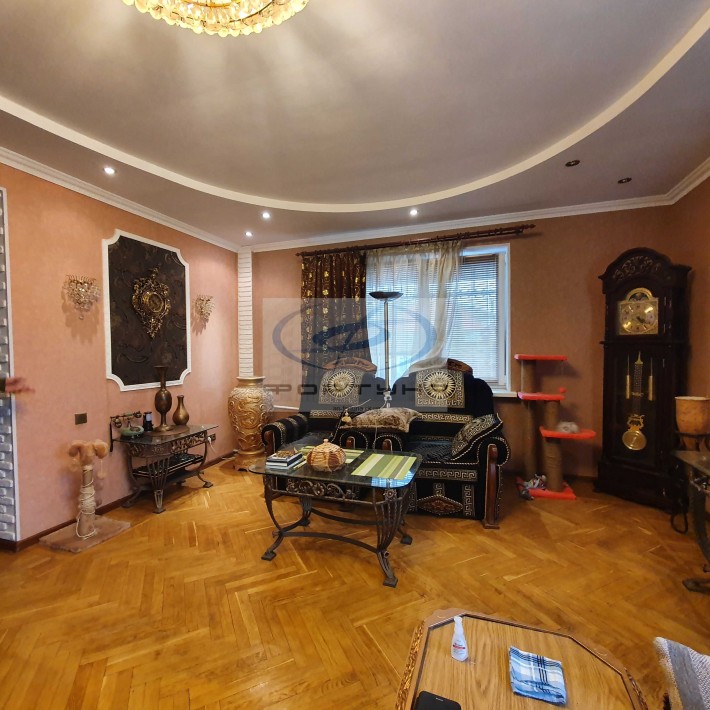 Шикарний двоповерховий будинок у гарному місці - фото 1