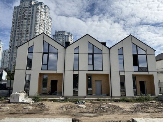 Продам таунхаус  метро Осокорки. Властник Киев