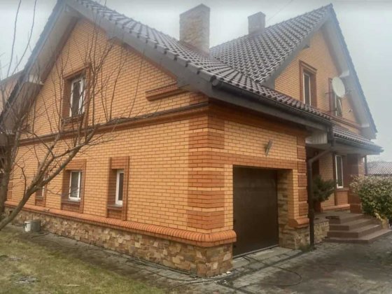 V Продам цегляний 2-поверховий будинок із гаражем Рівне