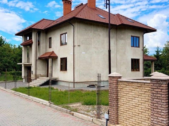Якісний будинок у комплексі з охороною в центрі Чернівців Черновцы