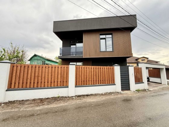 Дарницький,Осокорки.Метро Славутич 5 хв пішки,Novys 700 метрів Киев