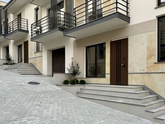 Продається танхаус з ремонтом та меблями Ужгород