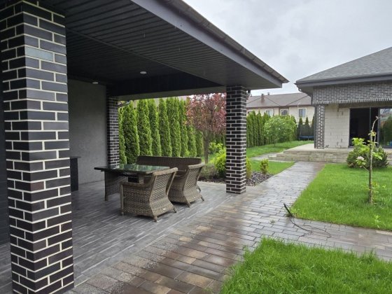 Продаж будинку з басейном, в елітному містечку з охороною. Київ