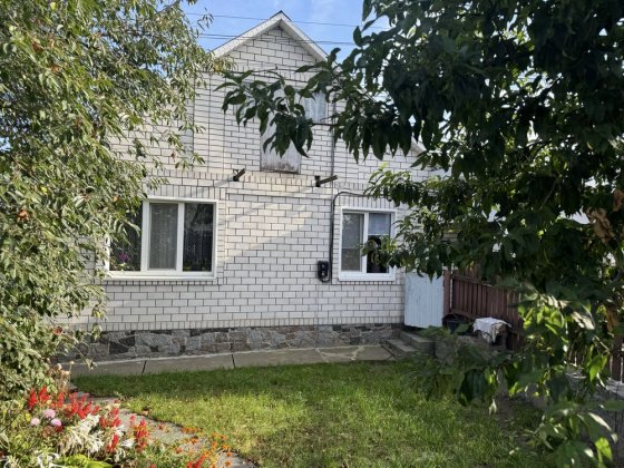 Частина будинку 70 м з окремим двором та гарною ділянкою у Левкові Житомир