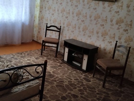 Сдается 1комнатная кв 1эт напротив магазин Семья.аж пяти этажного дома