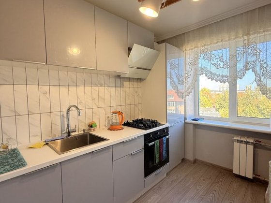 Сдам до лета 2 ком.с евроремонтом на 1 Мая Черноморск