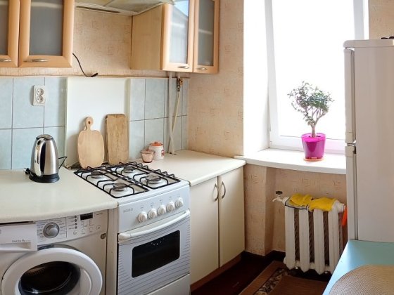 Сдам долгосрочно 1 комнатную гостинку Черноморск