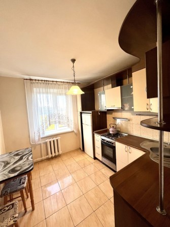 Сдам длительно 2-ку,БЕЗ выселения на лето,р-н 7й школы,не высокий этаж - фото 1