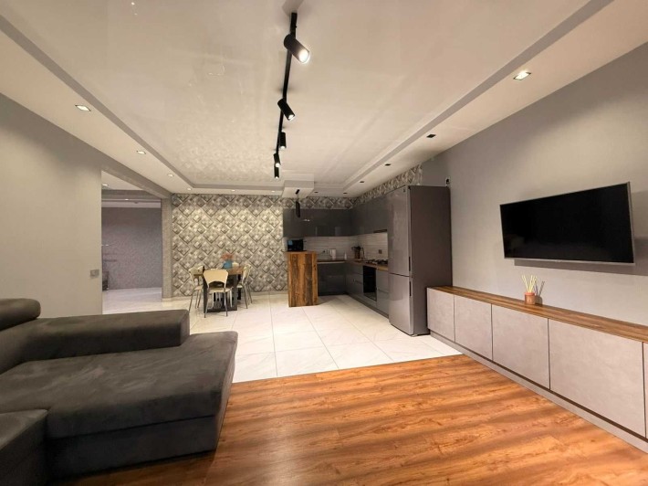 Сдам до лета шикарную 2 комнатную в Монолите - фото 1