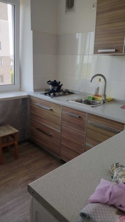 Сдам на год и более 4 комнатную квартиру с удоствами - фото 1