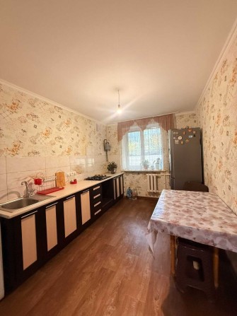 Сдам на год и более большую 2 комнатную в 9-ти с ремонтом - фото 1