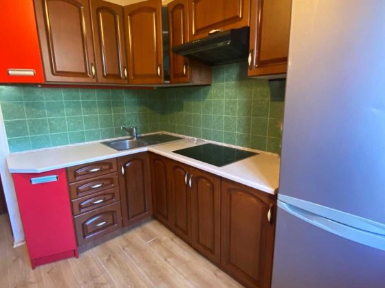 Сдам до лета 2 комнатную перепланированную из 3-х на Мира Черноморск