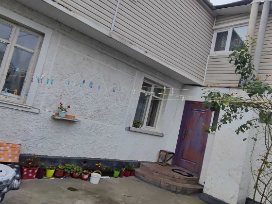 Продається двоповерхова частина будинку.4 кімнати.Всі зручності Житомир