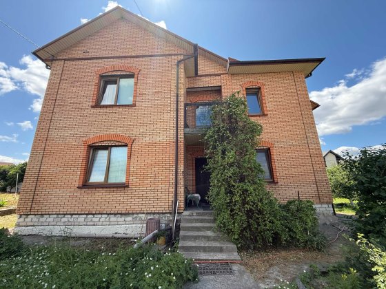 Просторий 2 поверховий будинок 293 м² у Києві Киев