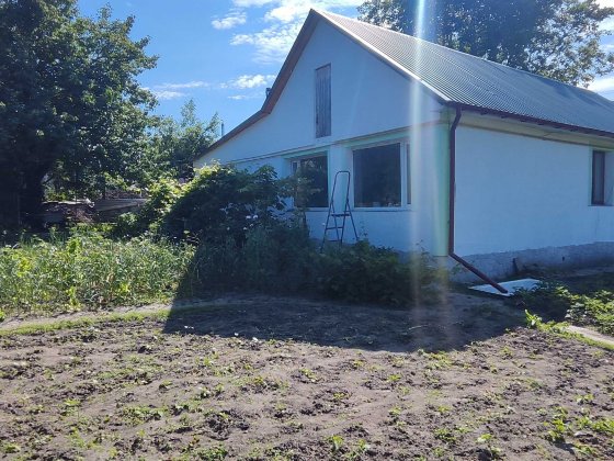 Продається одноповерховий цегляний будинок.Три кімнати.11 соток землі Житомир