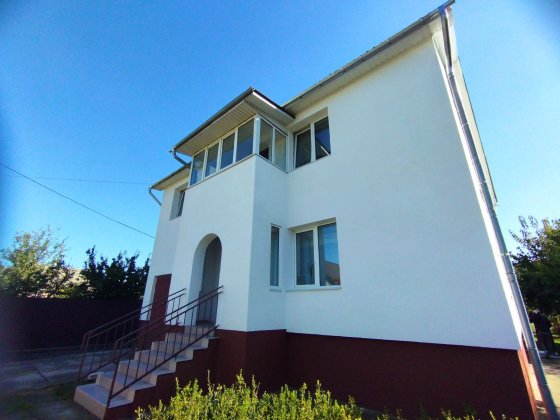 Продам доглянутий будинок з гаражем і ділянкою у  м. Вінниця Винница