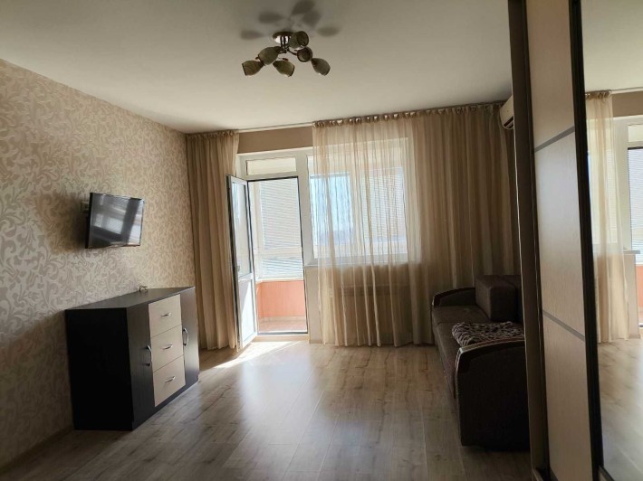 Сдам на год и более 1 комнатную квартиру с капитальным ремонтом - фото 1