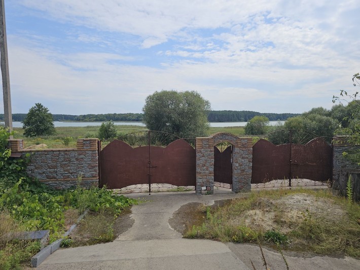 Будинок на березі річки - фото 1