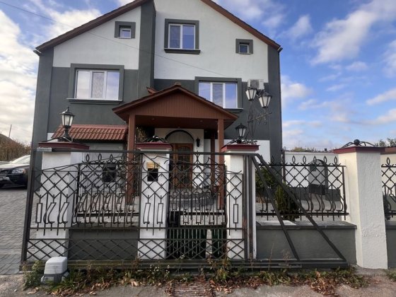 Укопмплектований будинок 260 кв.м з басейном Житомир