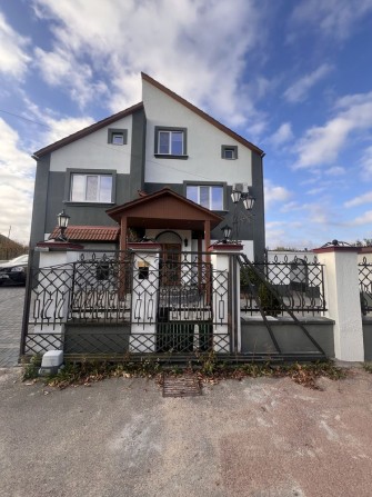 Укопмплектований будинок 260 кв.м з басейном - фото 1